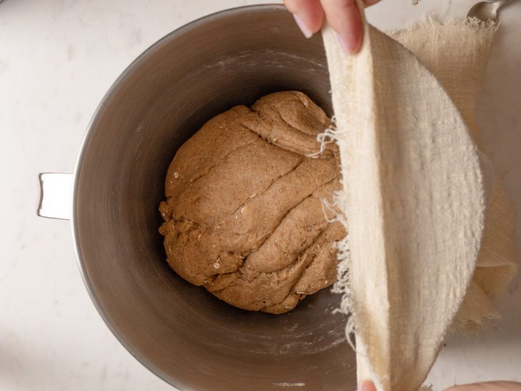 massa de pão integral caseiro crescendo e fermentando.