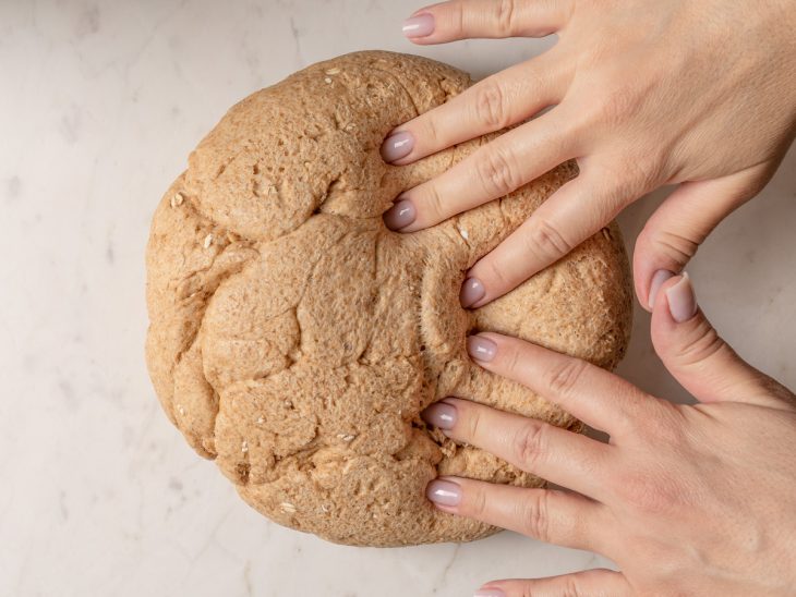 massa de pão de forma integral aberta.