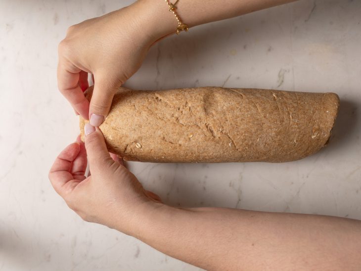 massa de pão integral enrolada para assar.