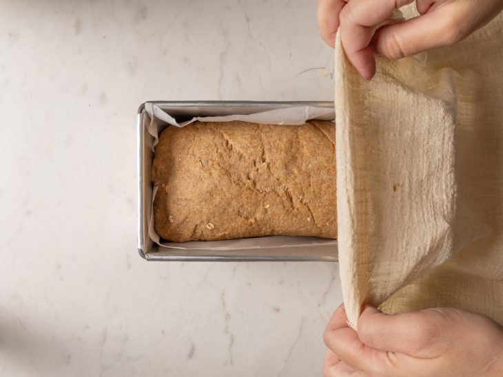 pão integral modelado e crescendo em forma.