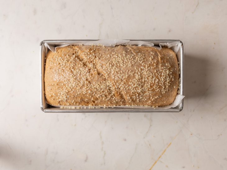 pão integral com gergelim pronto para assar.