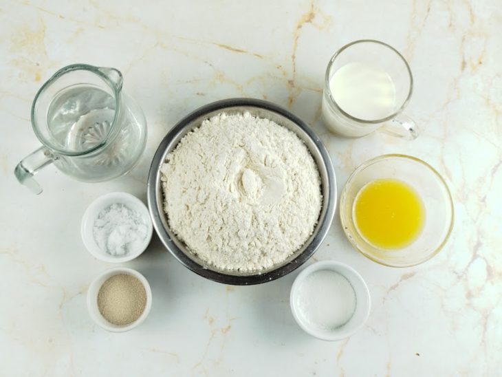 Ingredientes reunidos na bancada.