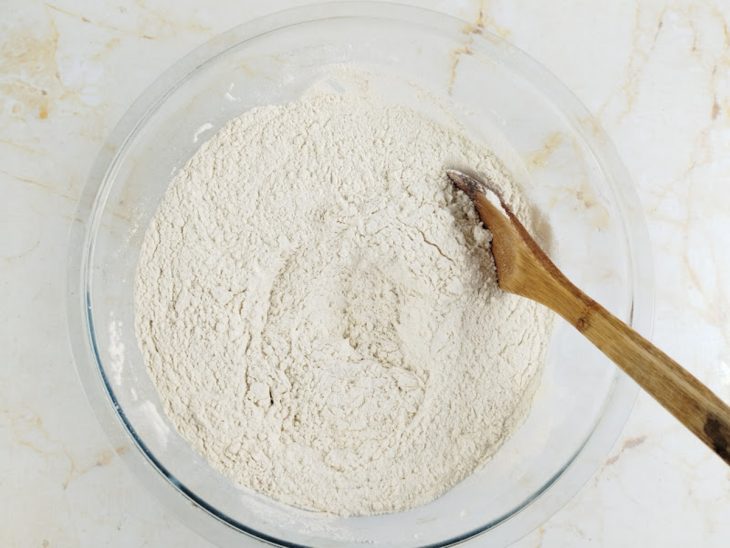 Em uma tigela, a farinha, açúcar, sal e fermento.