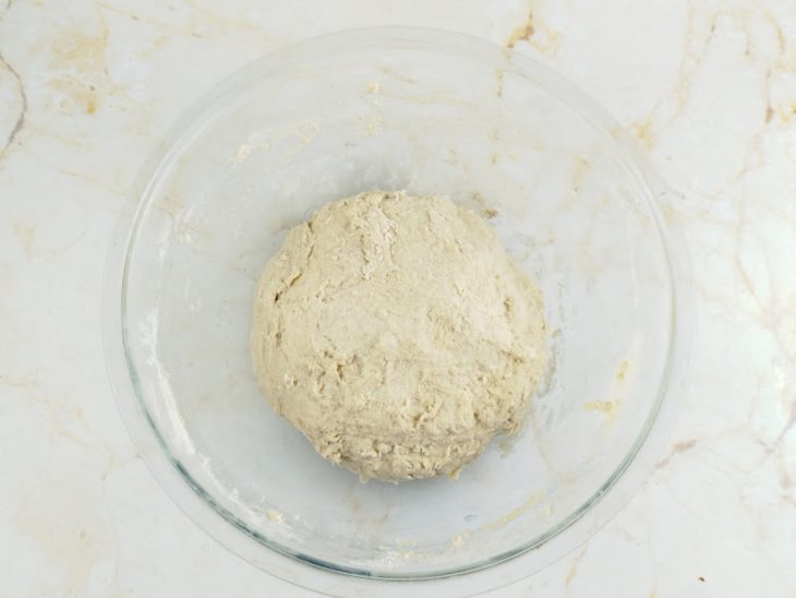 Na mesma tigela, massa misturada e incorporada.
