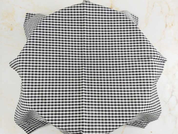 Tigela da massa com pano por cima cobrindo.