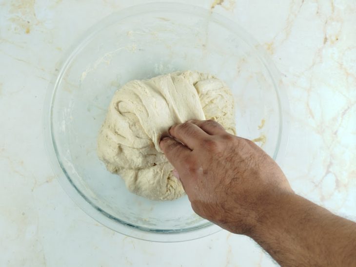 Na tigela, as dobras da massa sendo feitas.
