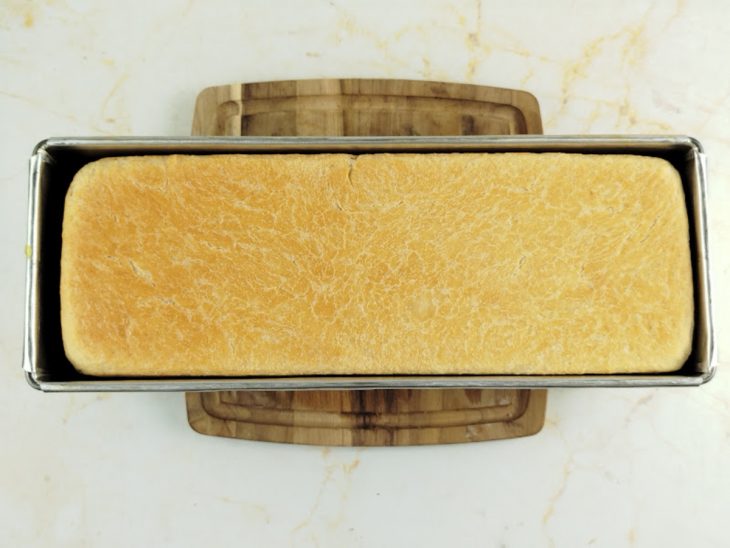 Pão saído do forno, já dourado.