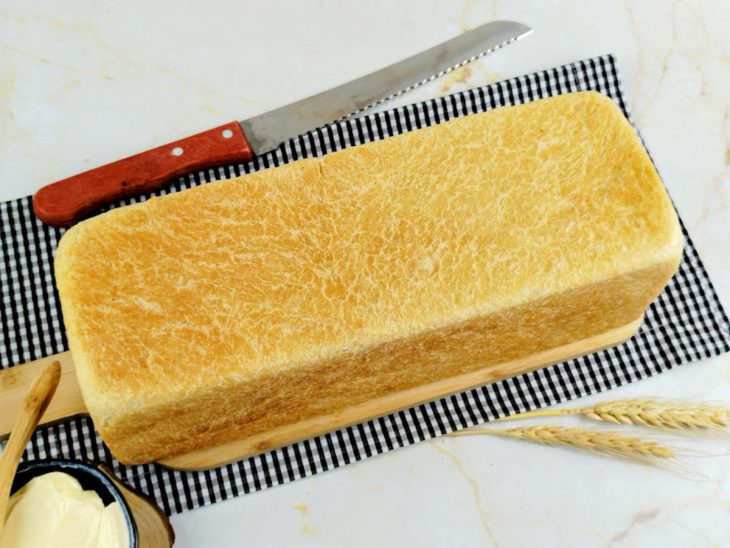 Pão pronto, servido em tábua.