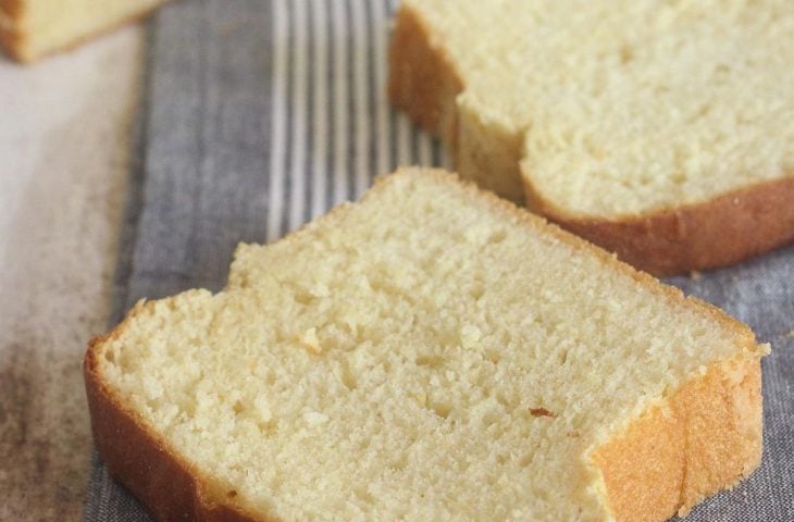 Pão de fubá com leite de coco