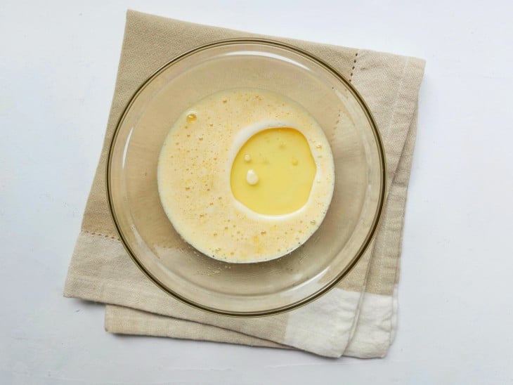 Um bowl com mistura de ovos, fubá e óleo.
