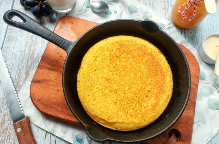 Pão de fubá de frigideira fácil