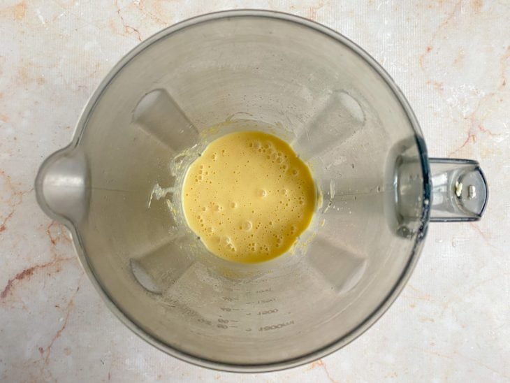 Ovos, açúcar, óleo, sal, água, leite em pó e fubá batidos em um liquidificador.