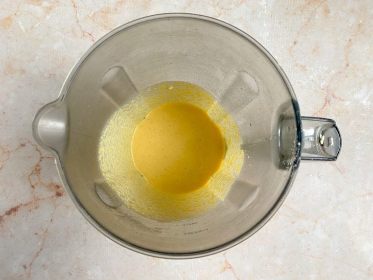 Fermento químico adicionado ao liquidificador.