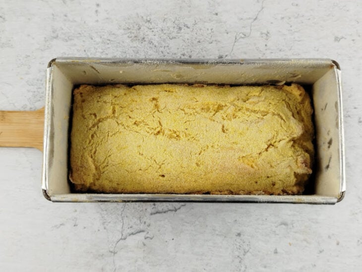Pão de fubá assando até formar casquinha dourada.