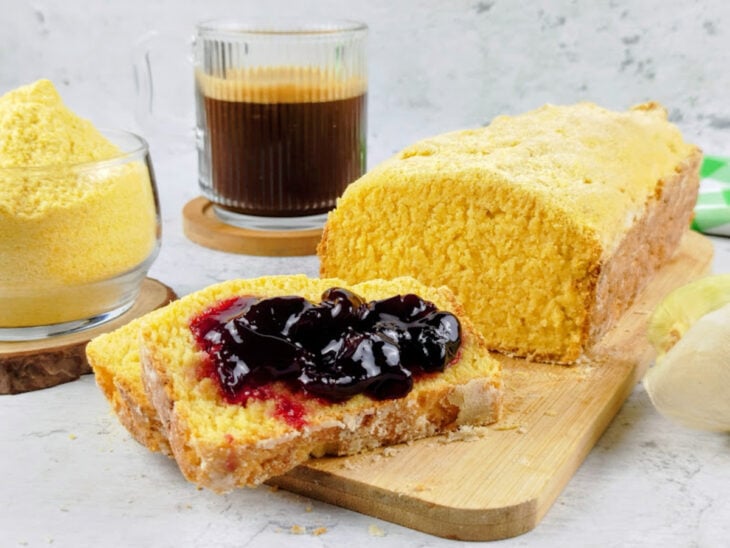 Pão de fubá sem glúten e sem lactose servido.