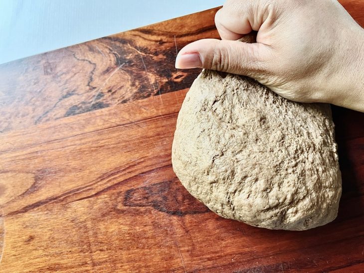 sovando massa de pão australiano.