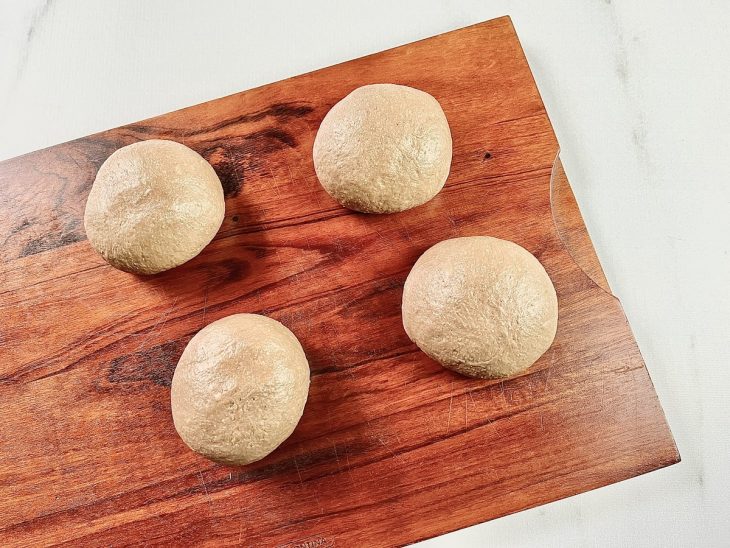 bolinhas de massa moldadas para formato de hambúrguer.