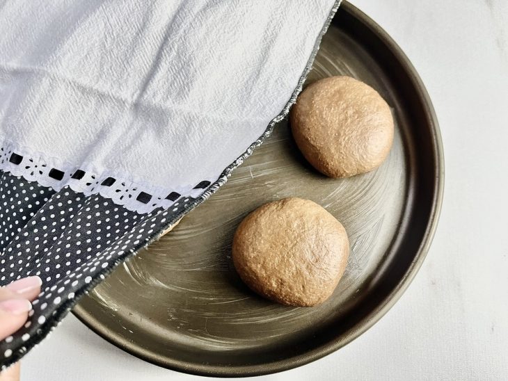 pão australiano de hambúrguer fermentando pela última vez.