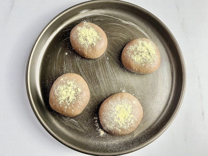 massa de pão australiano com fubá salpicado por cima.