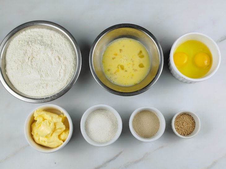 ingredientes para preparo de pão brioche porcionado e separado.