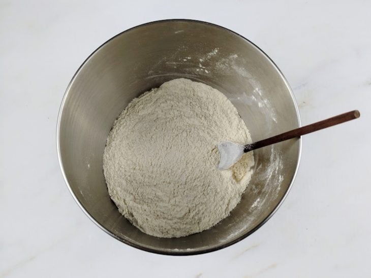mistura de farinha, fermento e açúcar para base da massa de pão.