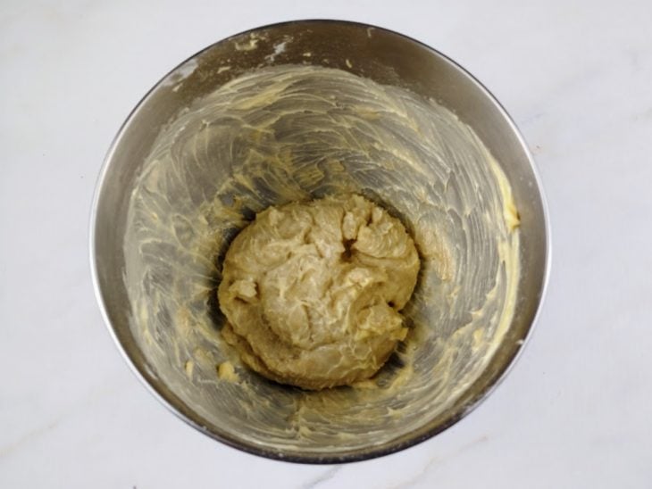 adição de manteiga a massa de brioche.