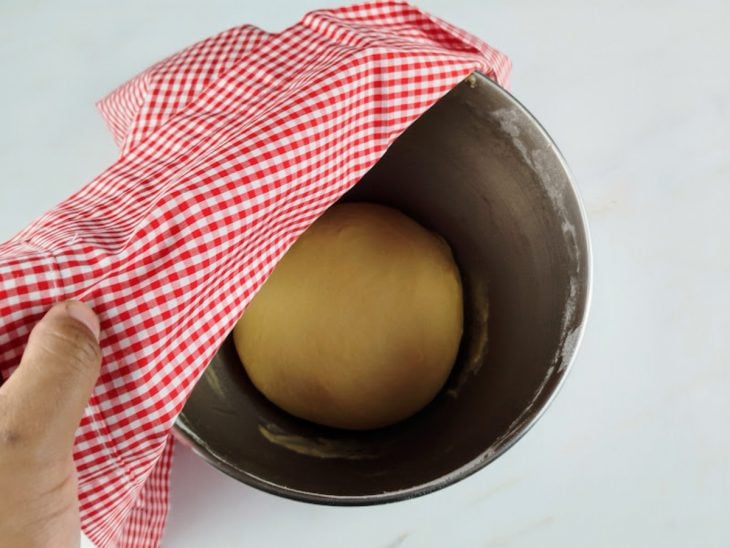 primeira fermentação da massa de brioche para crescer e desenvolver.