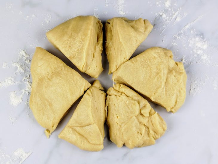 massa porcionada para moldar os pães.