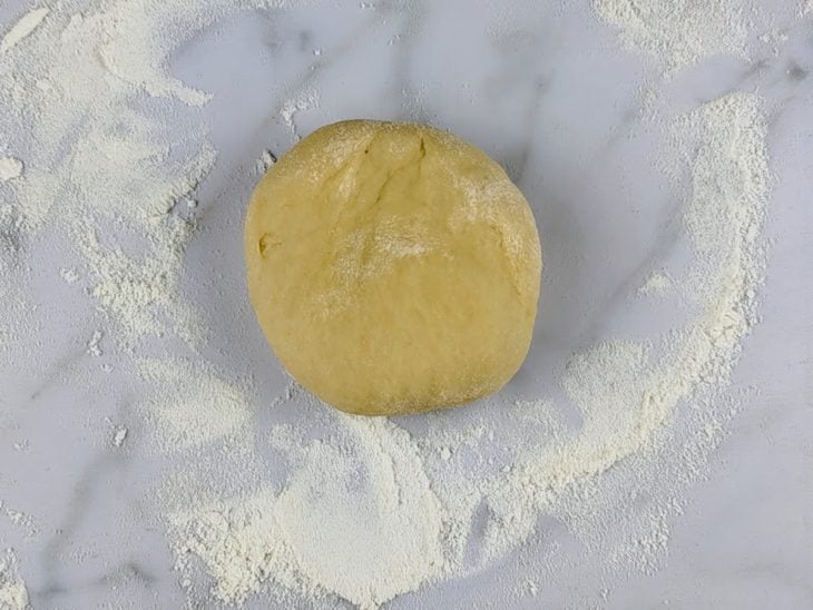 massa de pão brioche levemente achatada para dar formato.
