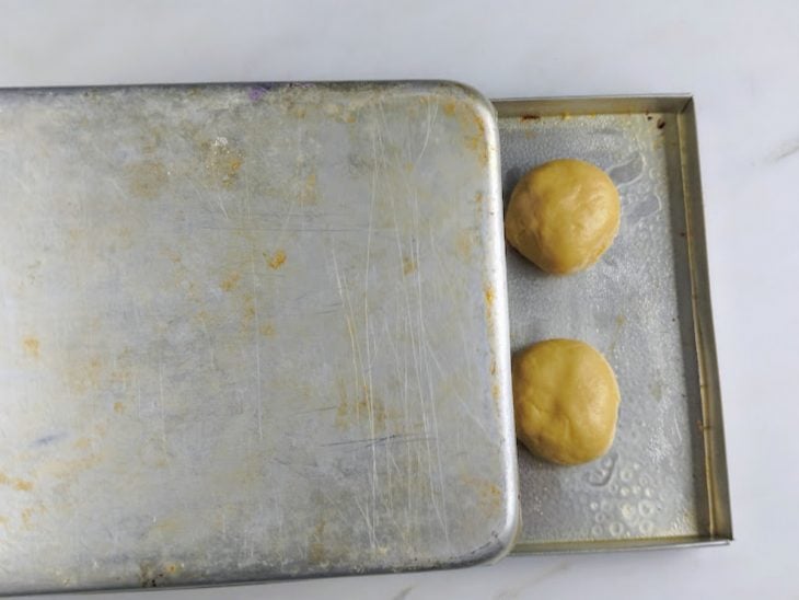 assadeira tampada para que os pães cresçam mais um pouco.