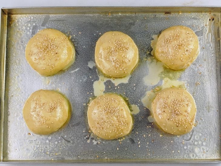 misturinha pincelada por cima dos pães para deixá-los douradinhos e com gergelim salpicado.