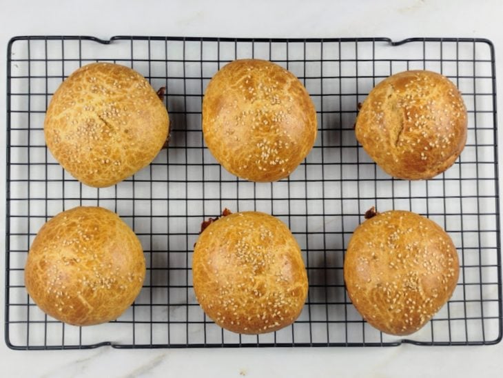 pão de hamburguer brioche finalizado esfriando em grade.