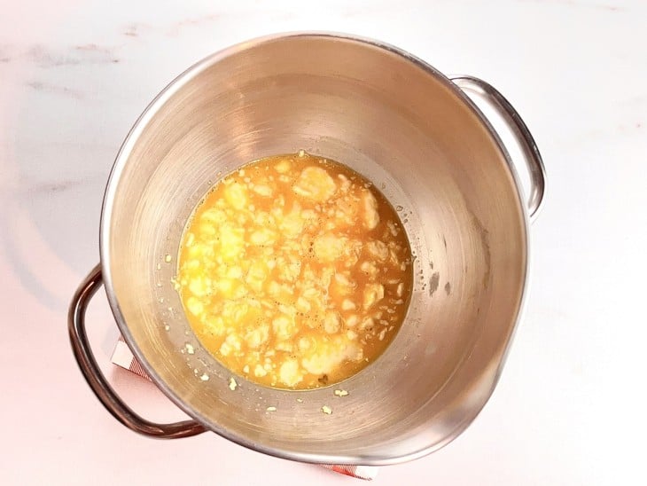 Ovos e manteiga batidos em uma vasilha.