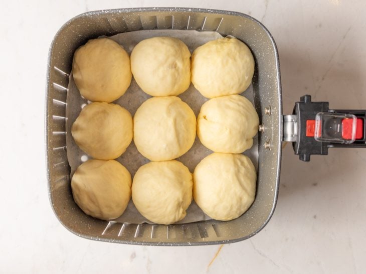 Cesto da air fryer com as 9 massas.