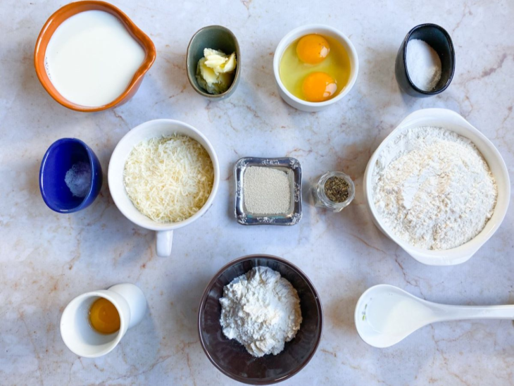 Uma bancada com os ingredientes separados.