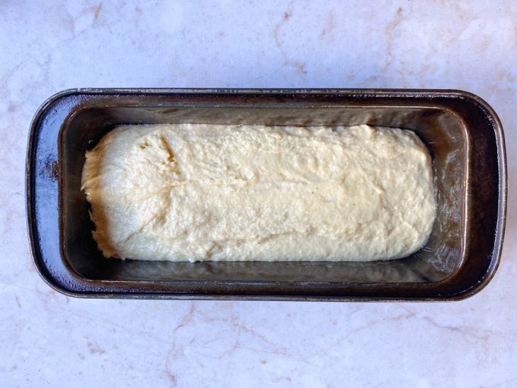 Uma forma com a massa crua do pão.