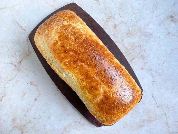 Uma tábua com o pão assado.