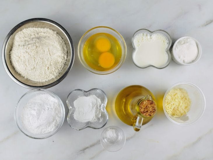 Ingredientes para a receita de pão de liquidificador fácil e rápido.