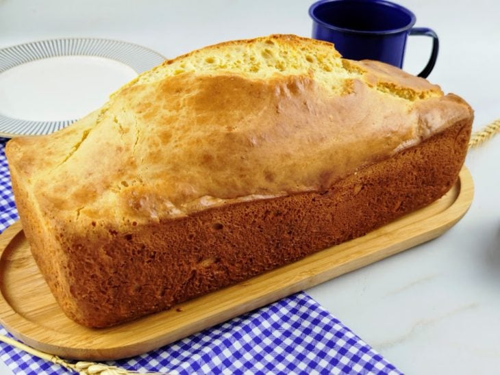 Pão de liquidificador fácil e rápido pronto para consumo em uma tábua.