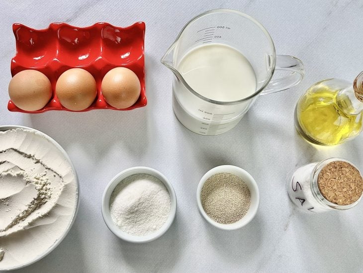 Ingredientes para a receita reunidos em uma bancada.