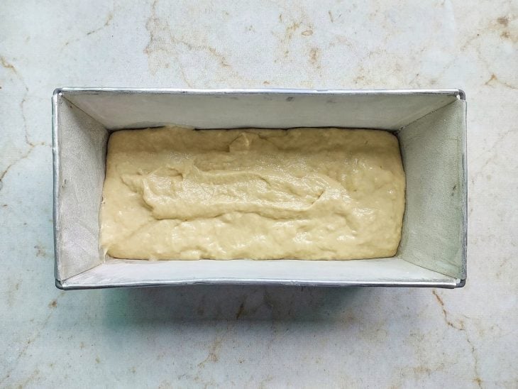Metade da massa transferida para o fundo da forma de pão.