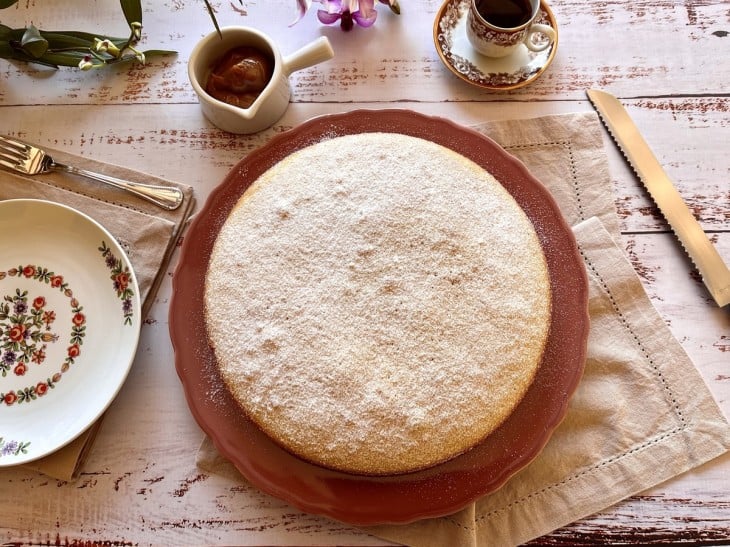 Um recipiente com pão de ló pronto.