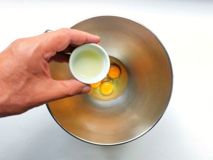 Um recipiente contendo ovos, suco do limão e sal.