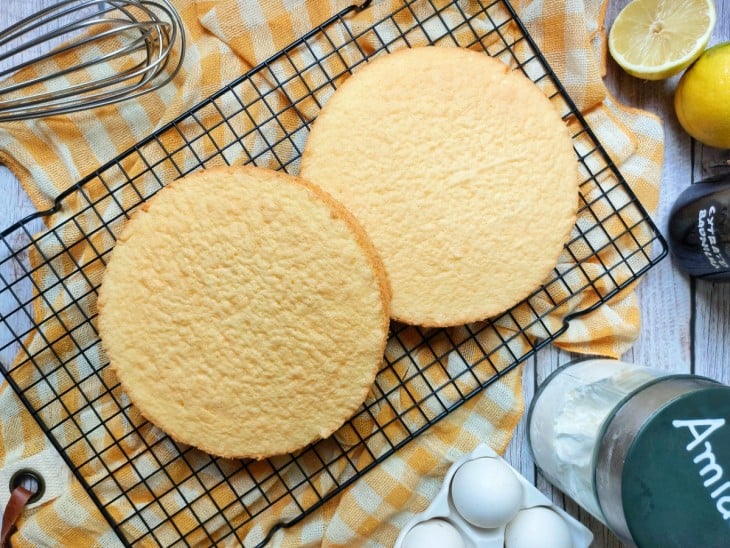 Uma bancada com gradinhas contendo duas massas redondas de pão de ló.