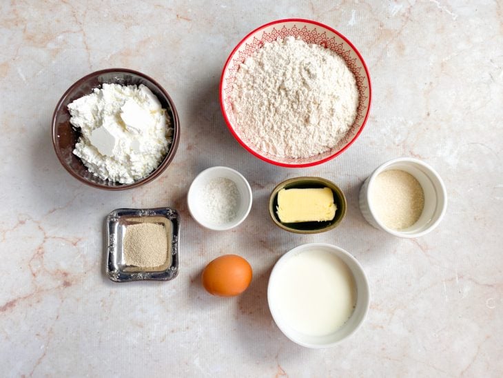 Ingredientes para a receita reunidos em uma bancada.