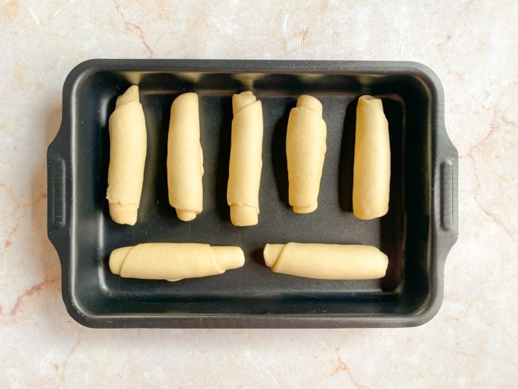 Pães modelados na assadeira.