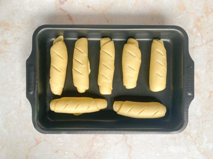 Cortes feitos na superfície dos pães.