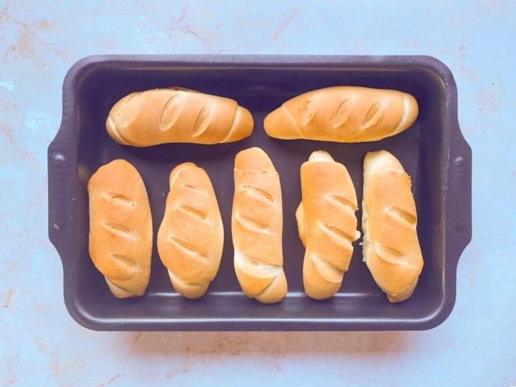 Pães assados na forma.