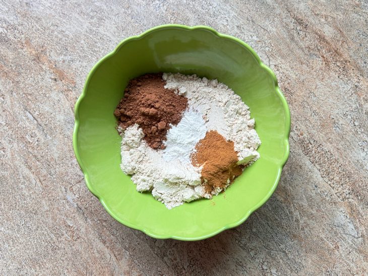 Ingredientes secos colocados numa tigela.