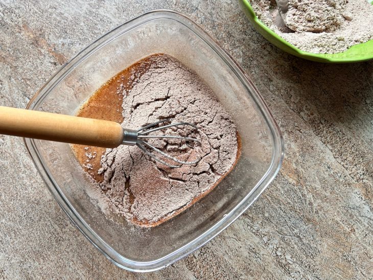 Ingredientes secos adicionados no recipiente.